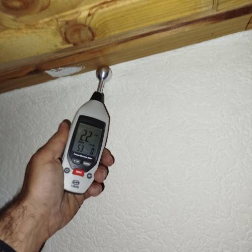 Test d'humidité au niveau du sinistre plafond en lambris