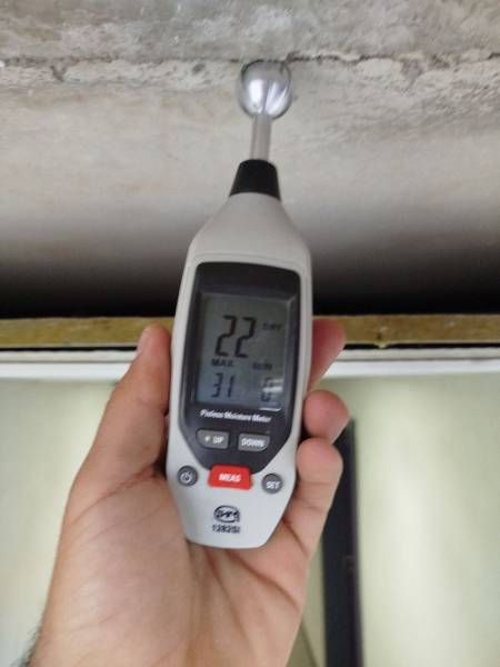 Utilisation d'un testeur d'humidité sur un plafond