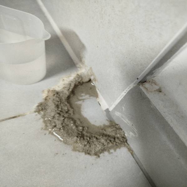 Recherche de fuite dans une salle de bain suite à un dégât des eaux dans une résidence par injection de colorant à Agde proche de Sète