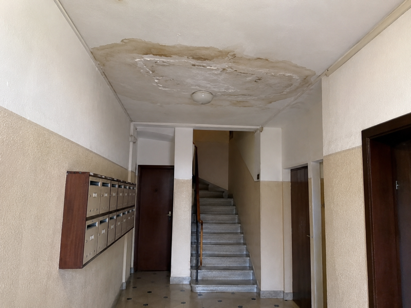 Auréole au plafond des parties communes nécessitant une recherche de fuite