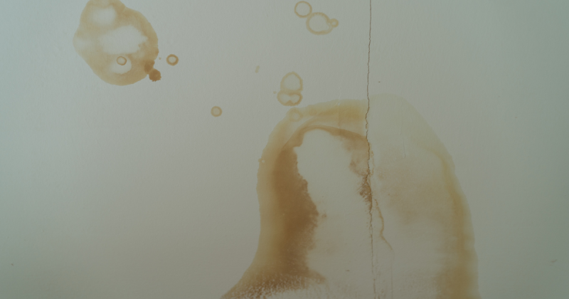 Traces visibles de d'auréoles d'humides sur les murs du couloir a Sète