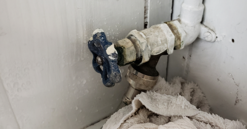 Arrivée d'eau de la machine à laver défectueuse dans la buanderie à Agde