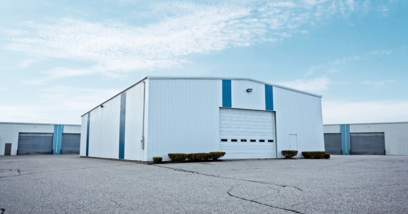 Infiltrations au niveau du toit en tôle d'un entrepôt de Frontignan proche de Sète