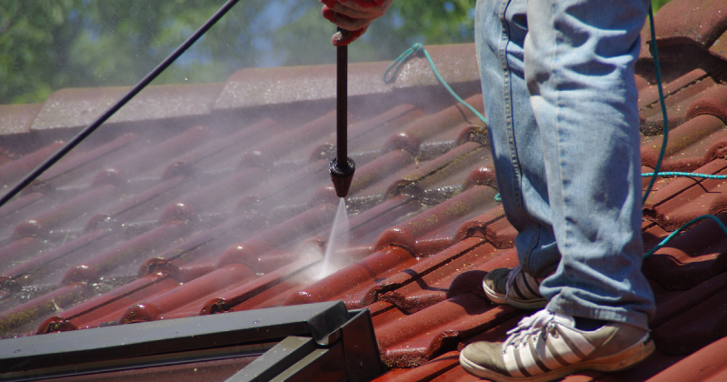 Fuite toitures tuiles canal traditionnelles suite infiltration au niveau du faîtage