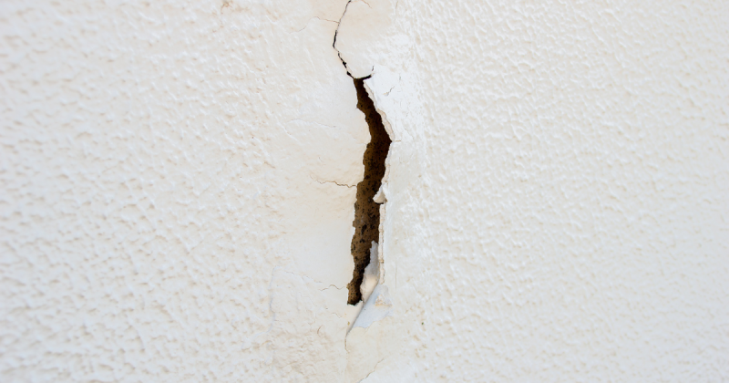 Affaiblissment des enduits intérieurs suite à l'infiltration d'eau dans le mur relié à l'extension de la maison